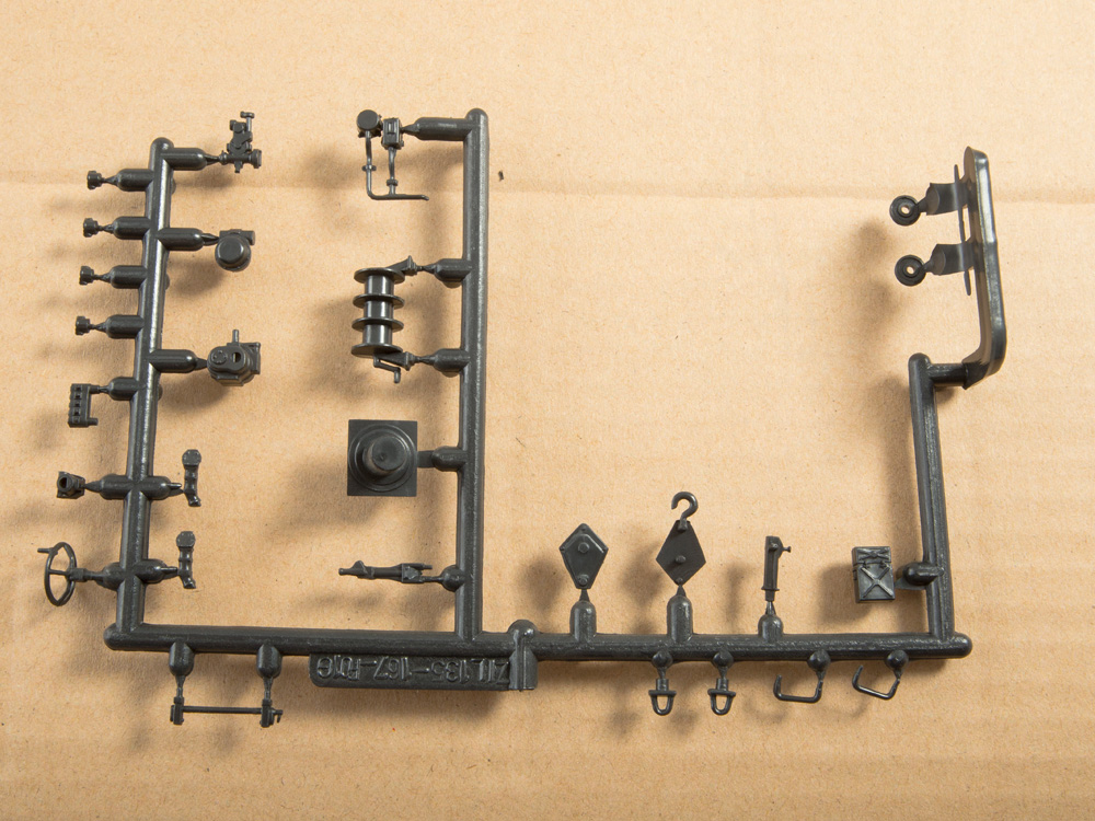 1418AVD Сборная модель ЛУНА-М 9П113 с ракетой 9М21 на шасси ЗИЛ-135ЛМ AVD Models